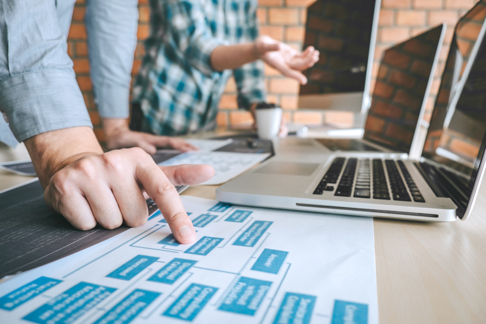 Stort antal saker och verktyg på ett svart bord. 