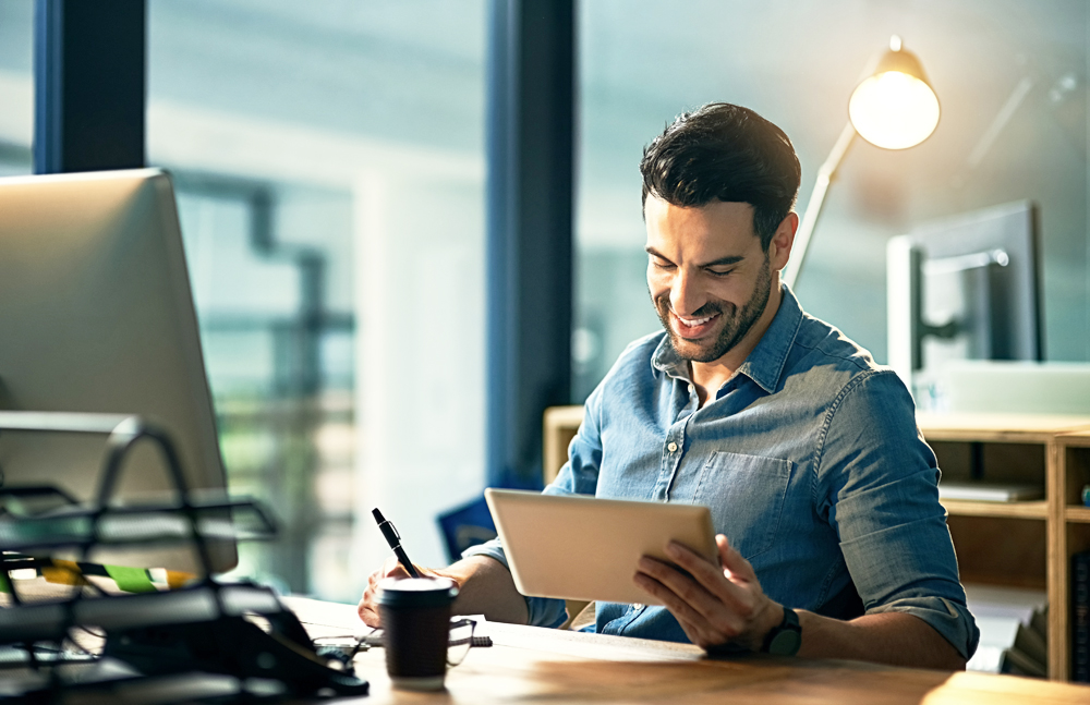 Stort antal saker och verktyg på ett svart bord. 